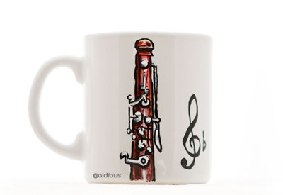 taza con la ilustración de un oboe