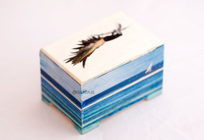 Caja personalizada en madera, con imágenes de collage sobre el mar