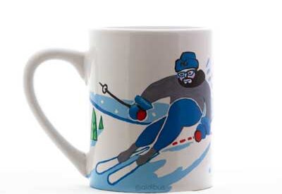 taza personalizada con un esquiador, pintada a mano.